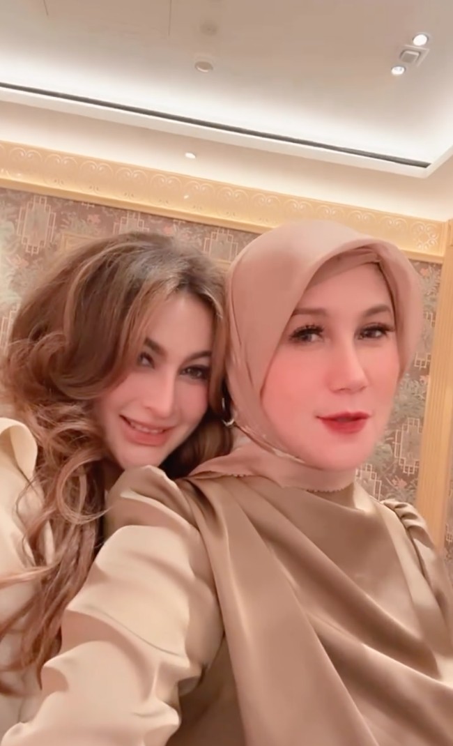 Artis lawas era tahun 90-an, Diana Pungky dan Marini Zumarnis terlihat kembali bertemu. Tak mau menyia-nyiakan momen tersebut, keduanya pun mengabadikan pertemuan mereka dan mengunggahnya ke media sosial. Foto: Instagram/@marinizumarnisreal