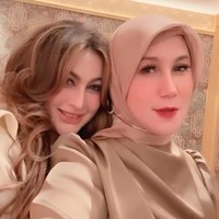 Artis lawas era tahun 90-an, Diana Pungky dan Marini Zumarnis terlihat kembali bertemu. Tak mau menyia-nyiakan momen tersebut, keduanya pun mengabadikan pertemuan mereka dan mengunggahnya ke media sosial. Foto: Instagram/@marinizumarnisreal