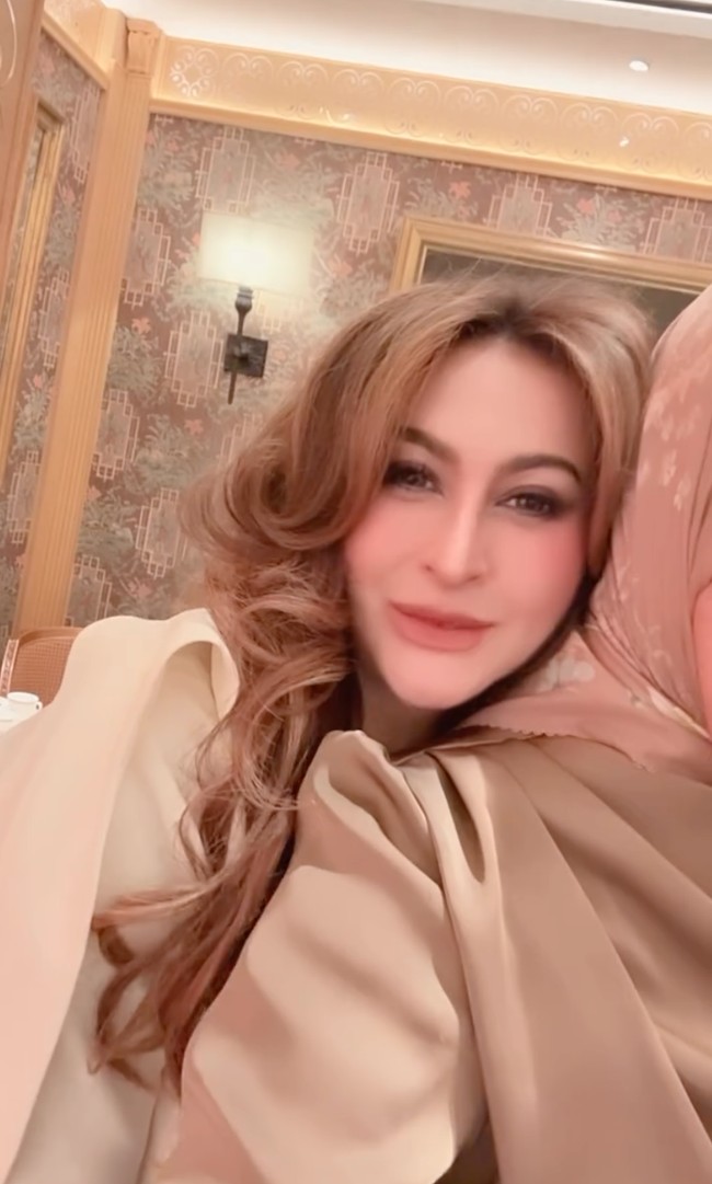 Meski sudah kepala 5 namun kecantikan Diana Pungky tetap bikin terpana. Ditambah dengan pulasan makeup yang pas, penampilannya jadi semakin menawan. Foto: Instagram/@marinizumarnisreal