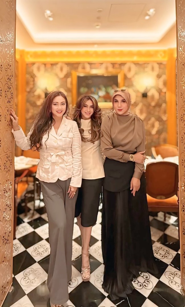 Tak hanya berdua, Diana dan Marini juga mengajak beberapa rekan mereka. Diana dan Marini bersama rekannya itu juga menyempatkan waktu untuk membuat video konten bersama. Foto: Instagram/@marinizumarnisreal