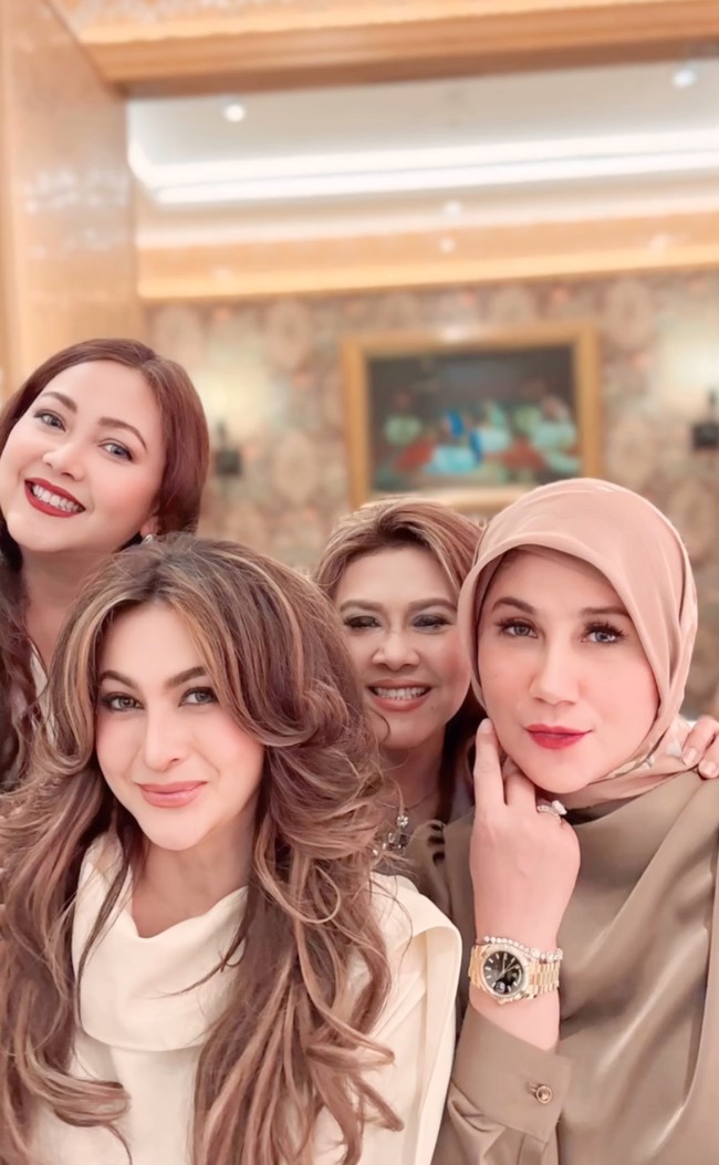 Marini tampil mengenakan blouse lengan panjang coklat dipadukan dengan rok plisket panjang berwarna hitam. Penampilannya juga dilengkapi dengan hijab senada dengan blouse yang dikenakan. Sementara Diana memilih memadukan blouse lengan pendek berwarna coklat muda dengan celana kulot hitam di bawah lutut. Foto: Instagram/@marinizumarnisreal