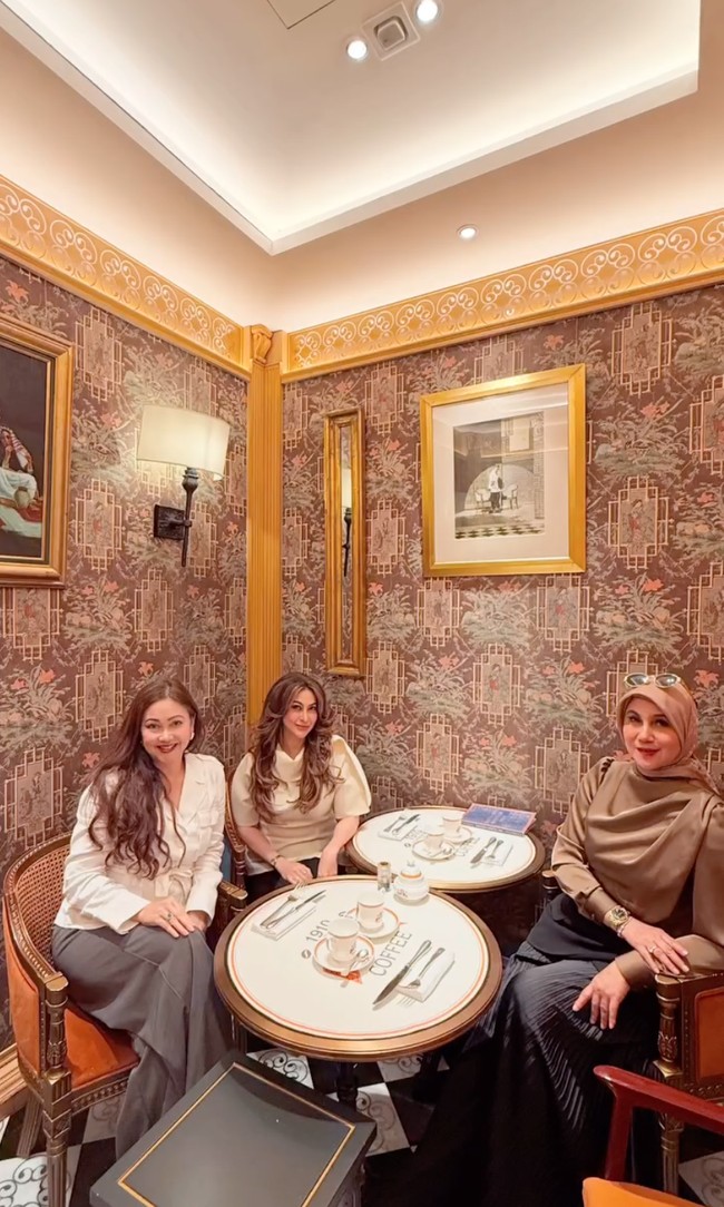 Momen reuni Marini Zumarnis dan Diana Pungky itu sekaligus mengobati kerinduan netizen pada sinetron era 90-an. Marini sendiri diketahui membintangi Bidadari sementara Diana membintangi Jinny Oh Jinny, 2 sinetron yang cukup populer pada zamannya. Foto: Instagram/@marinizumarnisreal