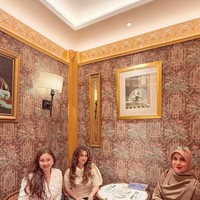 Momen reuni Marini Zumarnis dan Diana Pungky itu sekaligus mengobati kerinduan netizen pada sinetron era 90-an. Marini sendiri diketahui membintangi Bidadari sementara Diana membintangi Jinny Oh Jinny, 2 sinetron yang cukup populer pada zamannya. Foto: Instagram/@marinizumarnisreal