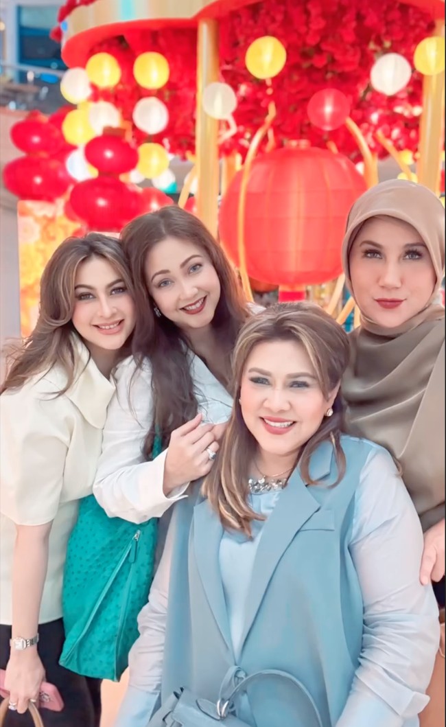 Penampilan Diana Pungky dan Marini yang tetap terlihat cantik hingga saat ini juga tak kalah jadi sorotan. masyaallah idola ku cantik2 semua , dr zaman aku kecil suka nnton mereka di tv. skrg aku udh punya 3 anak mereka masih awet muda smoga sehat selalu semuanya, komentar salah seorang netizen. Masyaallah pada awet muda, tambah netizen lain. Foto: Instagram/@marinizumarnisreal