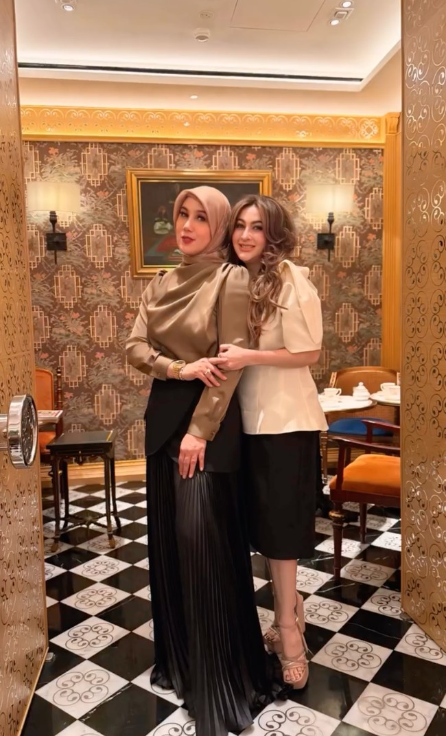 Artis lawas era tahun 90-an, Diana Pungky dan Marini Zumarnis terlihat kembali bertemu. Tak mau menyia-nyiakan momen tersebut, keduanya pun mengabadikan pertemuan mereka dan mengunggahnya ke media sosial. Foto: Instagram/@marinizumarnisreal