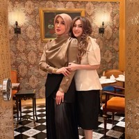 Artis lawas era tahun 90-an, Diana Pungky dan Marini Zumarnis terlihat kembali bertemu. Tak mau menyia-nyiakan momen tersebut, keduanya pun mengabadikan pertemuan mereka dan mengunggahnya ke media sosial. Foto: Instagram/@marinizumarnisreal