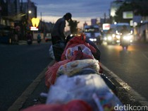 Masalah Klasik Ciputat, Sampah Dibuang di Median Jalan