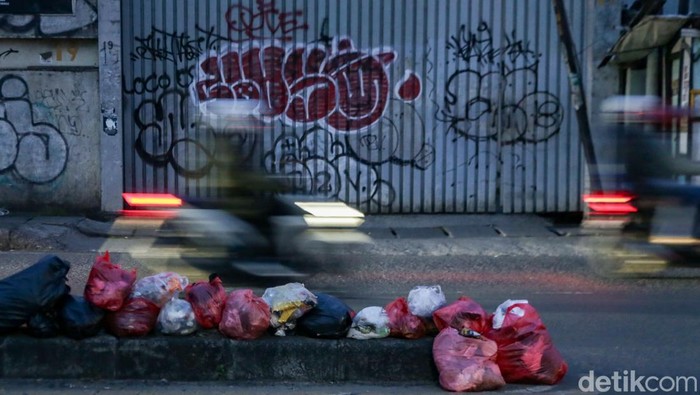 Perilaku membuang sampah di median jalan masih menjadi persoalan klasik di Ciputat, Tangerang Selatan. Setiap paginya, sampah sudah menumpuk di lokasi.