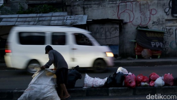 Masalah Klasik Ciputat, Sampah Dibuang di Median Jalan Perilaku membuang sampah di median jalan masih menjadi persoalan klasik di Ciputat, Tangerang Selatan. Setiap paginya, sampah sudah menumpuk di lokasi.