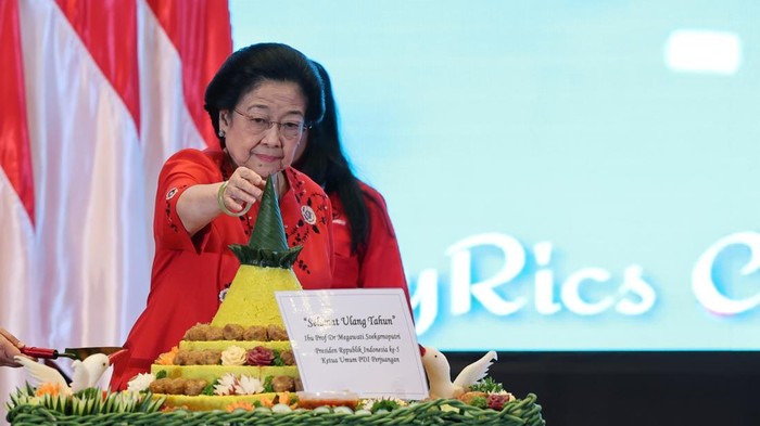 Ketum PDIP Megawati Soekarnoputri menerima ucapan ulang tahun hingga tumpeng dari anggota DPRD PDIP seluruh Indonesia di Grand Ballroom Theatre JIExpo Kemayoran, Jakarta Pusat, Jumat (24/1/2025).