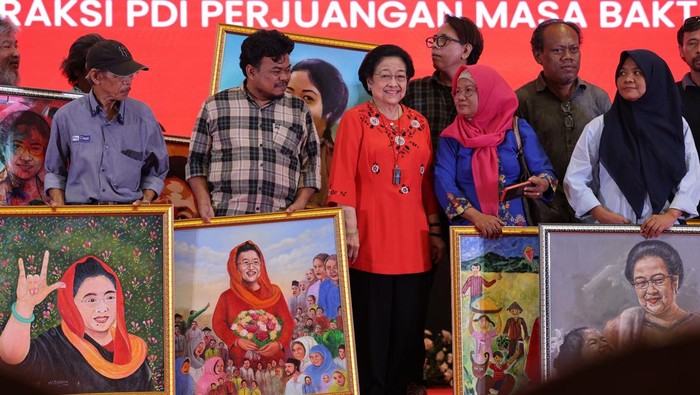 Ketum PDIP Megawati Soekarnoputri menerima ucapan ulang tahun hingga tumpeng dari anggota DPRD PDIP seluruh Indonesia di Grand Ballroom Theatre JIExpo Kemayoran, Jakarta Pusat, Jumat (24/1/2025).