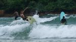 Menaklukkan Ombak di Pantai Pulau Merah Banyuwangi