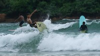 Peselancar memainkan papan selancarnya di Pantai Pulau Merah, Banyuwangi, Jawa Timur, Jumat (24/1/2025).