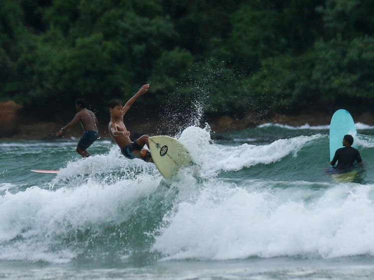 Menaklukkan Ombak di Pantai Pulau Merah Banyuwangi