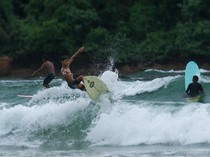 Menaklukkan Ombak di Pantai Pulau Merah Banyuwangi