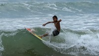 Pantai ini memiliki daya tarik ombak yang menantang namun relatif aman untuk peselancar profesional maupun pemula.  