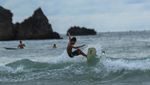 Menaklukkan Ombak di Pantai Pulau Merah Banyuwangi