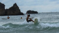 Pemerintah daerah setempat menata kawasan Pulau Merah dengan konsep wisata olahraga (sport tourism) untuk menarik kunjungan wisatawan minat khusus dengan olahraga air.