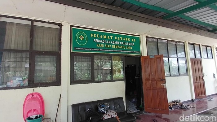 Menengok keluarga yang tinggal di Gedung Bekas Pengadilan Agama (PA) Kabupaten Majalengka yang ditinggalkan sejak 2017 silam.