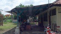 Sebuah gedung bekas Pengadilan Agama (PA) Kabupaten Majalengka masih berdiri gagah di kawasan Komplek Giriasih, Kelurahan Majalengka Wetan, Kecamatan Majalengka. Bangunan ini belum kembali difungsikan sejak 2017.