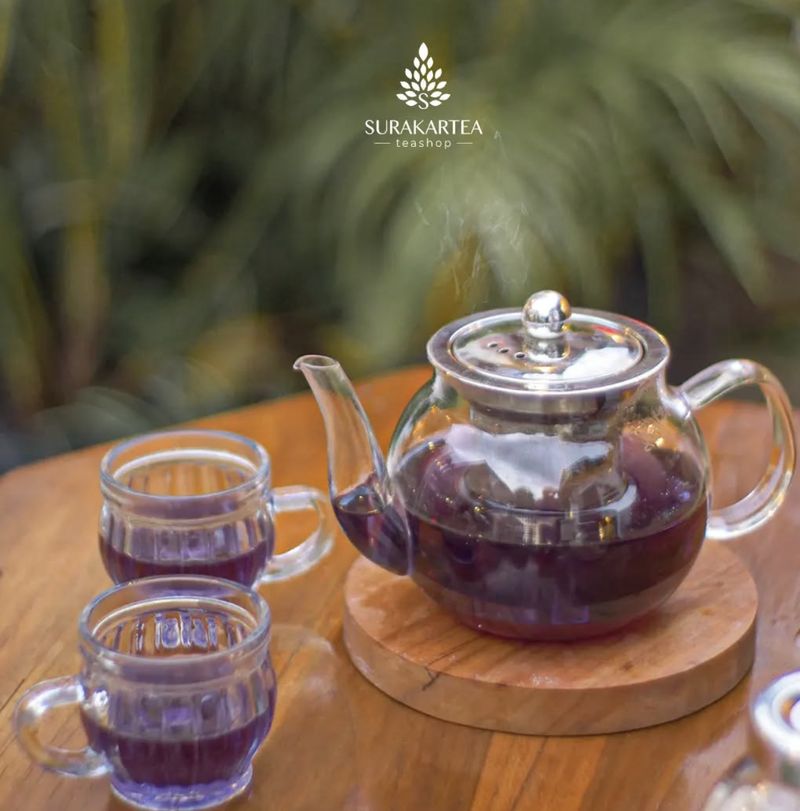 Menikmati teh dengan suasana kedai teh ala lodji Jawa bisa di sini.