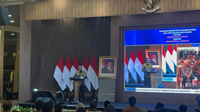 Kementerian Hukum (Kemenkum) menandatangani nota kesepahaman atau memorandum of understanding (MoU) dengan 29 kementerian/lembaga. Menteri Hukum (Menkum), Supratman Andi Agtas, mengatakan MoU yang diteken memberikan layanan terbaik bagi masyarakat.