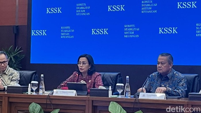 Menteri Keuangan Sri Mulyani Indrawati (tengah) dalam rapat KSSK