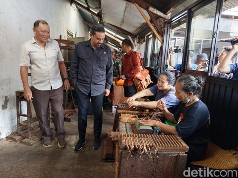Menteri UMKM Maman Abdurrahman meninjau Pabrik Cerutu Rizona di Kabupaten Temanggung, Jumat (24/1/2025).