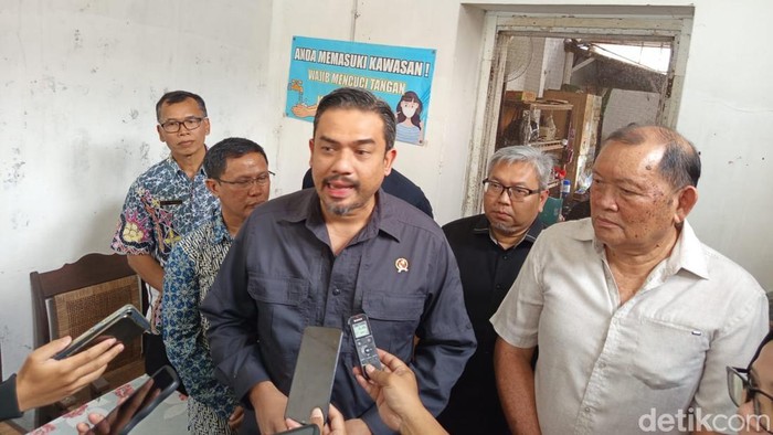 Menteri UMKM Maman Abdurrahman meninjau Pabrik Cerutu Rizona di Kabupaten Temanggung, Jumat (24/1/2025).
