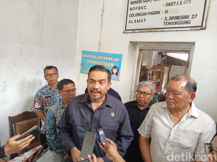 Menteri UMKM Maman Abdurrahman meninjau Pabrik Cerutu Rizona di Kabupaten Temanggung, Jumat (24/1/2025).