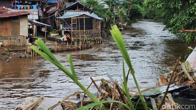 Menunggu Normalisasi Kali Ciliwung di Bukit Duri