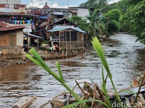 Menunggu Normalisasi Kali Ciliwung di Bukit Duri