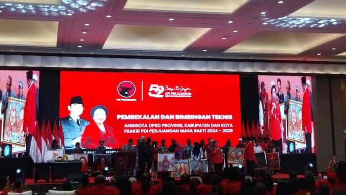 Momen Megawati dapat kado ulang tahun di acara PDIP (Kurniawan/detikcom)
