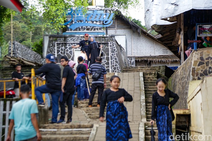 Durian Baduy rupanya tersohor di kalangan wisatawan. Buktinya ketika musim durian tiba, wisatawan berbondong-bondong ke Baduy.