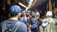 Salah satu daya tarik desa Suku Baduy adalah hasil alamnya yakni durian. Akhir bulan Desember 2024 hingga akhir Januari 2025 ini merupakan musim durian yang berlimpah di wilayah ini, maka dari itu tak ayal daerah tersebut dipadati pengunjung.