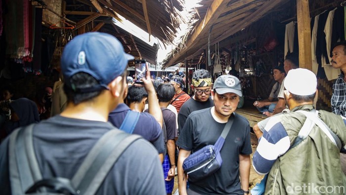 Durian Baduy rupanya tersohor di kalangan wisatawan. Buktinya ketika musim durian tiba, wisatawan berbondong-bondong ke Baduy.