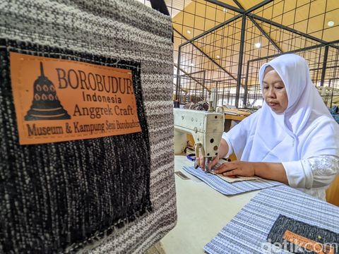 Oleh-oleh khas wisata Candi Borobudur di Kampung Seni Borobudur, Magelang, Jawa Tengah, Jumat (24/1/2025).