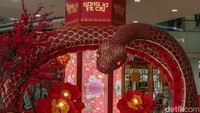 Ornamen berupa ular yang cukup besar melambangkan tahun shio ular kayu menjadi pusat perhatian.
