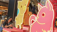 Deretan hiasan shio ini dapat ditemui di center lobby mal, gambar-gambar berupa shio ini lengkap dengan penjelasannya.