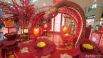 Ornamen Serba Merah Khas Imlek Hiasi Mal Jakarta