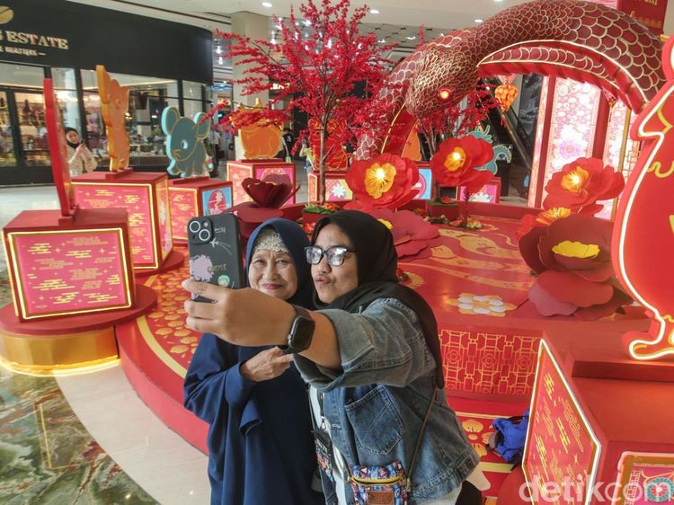 Ornamen Serba Merah Khas Imlek Hiasi Mal Jakarta