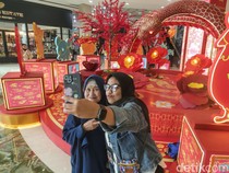 Ornamen Serba Merah Khas Imlek Hiasi Mal Jakarta