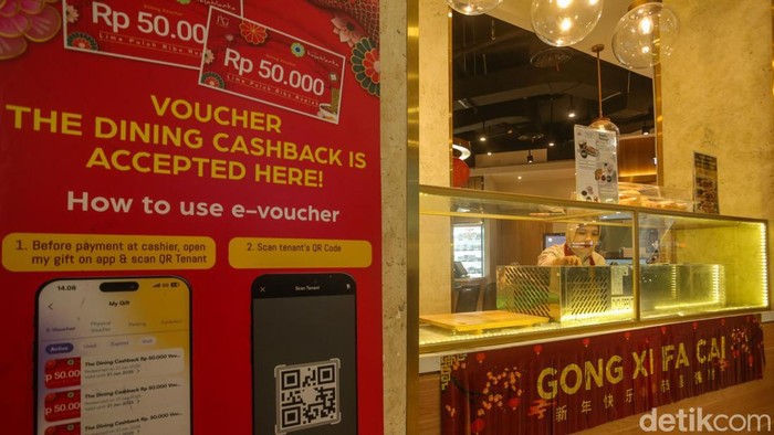 Ornamen Serba Merah Khas Imlek Hiasi Mal Jakarta Pengunjung berfoto di hiasan imlek di Kota Kasablanka, Jakarta, Jumat (24/1/2025).
