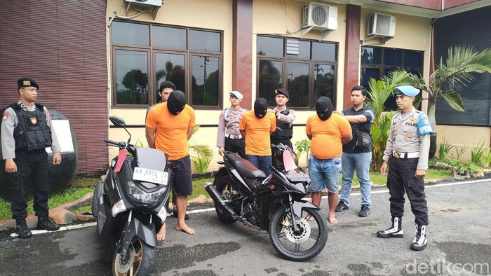 Para pelaku pembobolan minimarket di Mapolres Kulon Progo, Jumat (24/1/2025).
