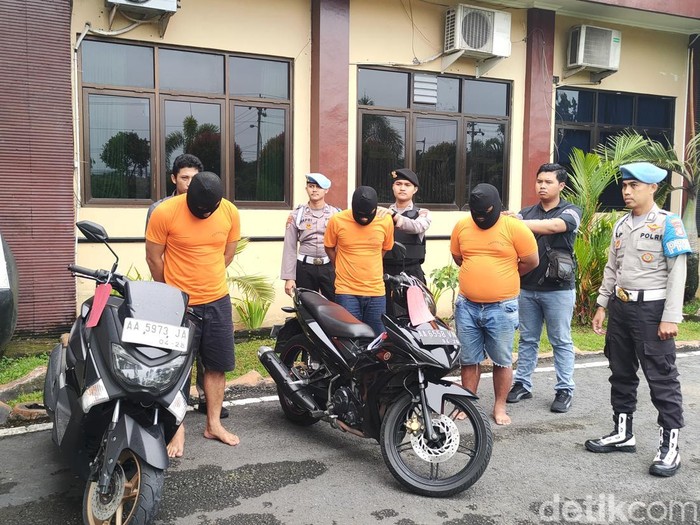 Para pelaku pembobolan minimarket di Mapolres Kulon Progo, Jumat (24/1/2025).
