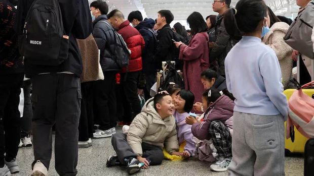 People wait for their train at the waiting hall during the Spring festival travel rush ahead of the Lunar New Year, at Shanghai Hongqiao railway station in Shanghai, China, January 24, 2025. REUTERS/Go Nakamura Purchase Licensing Rights