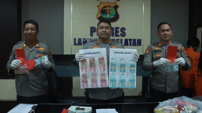 Pasutri di Lampung Selatan ditangkap polisi. Mereka ditangkap karena mengedarkan uang palsu.