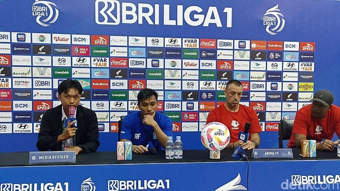 Pemain dan pelatih Arema FC, Arkhan Fikri dan Ze Gomes