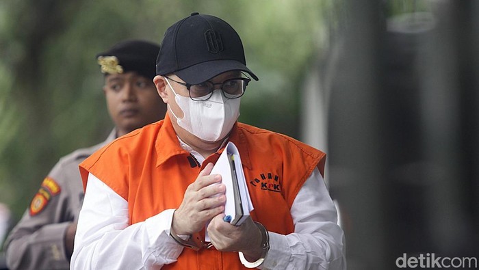 Tersangka kasus dugaaan korupsi Antonius N.S Kosasih berjalan menuju ruang pemeriksaan di Gedung Merah Putih KPK, Jakarta, Jumat (24/1/2025). Mantan Direktur Utama PT Taspen itu menjalani pemeriksaan setelah ditetapkan sebagai tersangka dalam kasus dugaan korupsi investasi fiktif di PT Taspen tahun anggaran 2019 yang mengakibatkan kerugian negara sekitar Rp 200 miliar.