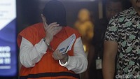 Kosasih yang memakai topi dan masker itu terus menunduk saat memasuki gedung KPK. Kosasih yang memakai topi dan masker itu terus menunduk saat memasuki gedung KPK.
